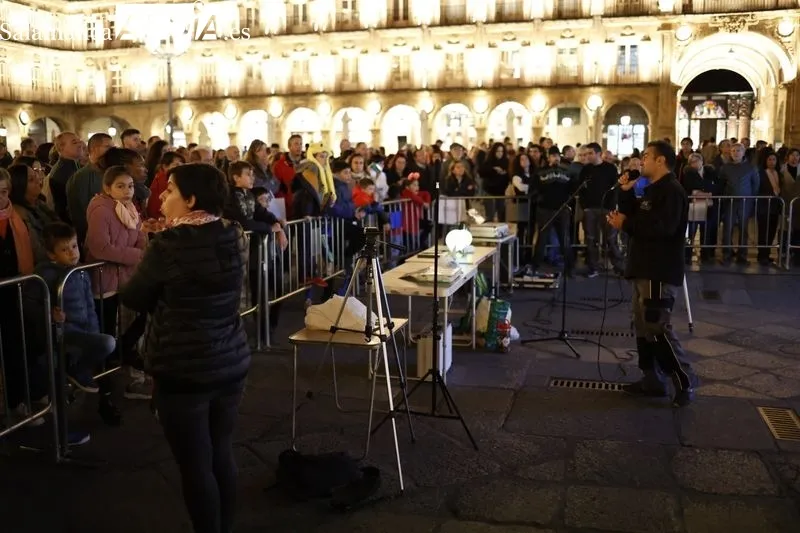 Salmantinos disfrutan en la Plaza Mayor de Salamanca de la Noche Internacional de la Observación de la Luna. Fotos: David Sañudo