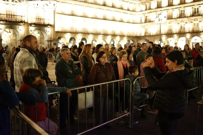 Salmantinos disfrutan en la Plaza Mayor de Salamanca de la Noche Internacional de la Observación de la Luna. Fotos: David Sañudo