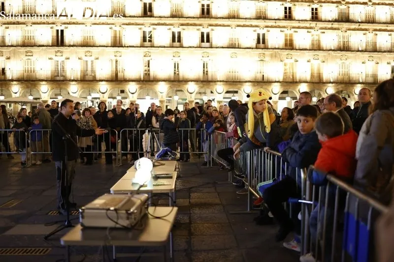 Salmantinos disfrutan en la Plaza Mayor de Salamanca de la Noche Internacional de la Observación de la Luna. Fotos: David Sañudo