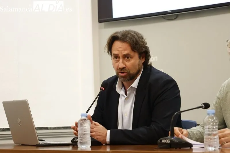 El portavoz del Grupo Socialista en la Diputación, Fernando Rubio, y los diputados provinciales Antonio Cámara y Carlos Fernández Chanca. Fotos: David Sañudo