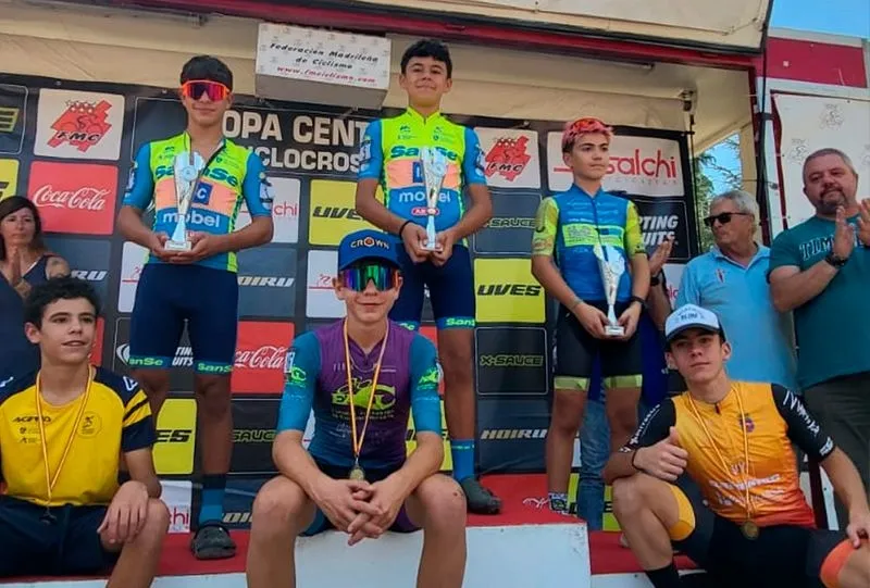 Corredores de la Escuela de Ciclismo Salmantina