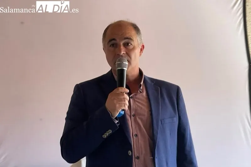 Mancera de Abajo entregaba un regalo de despedida a Fernando García
