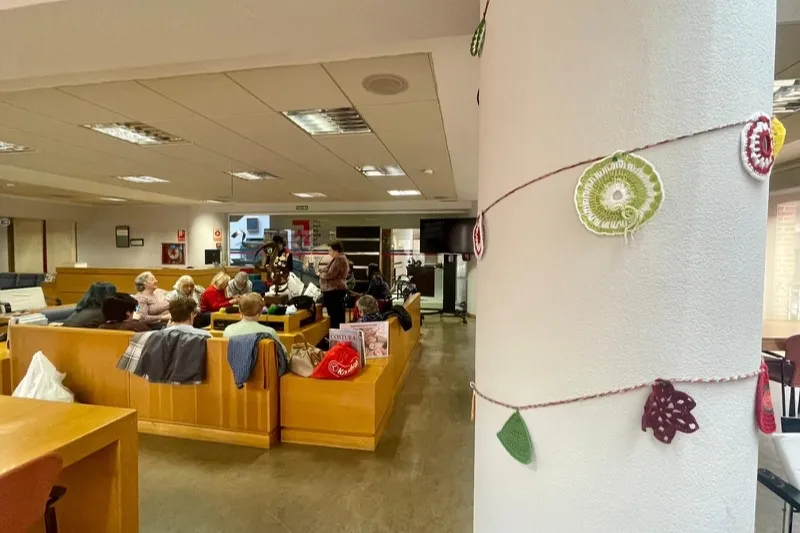 El grupo Ganchilleras en acción arranca su nuevo proyecto en la biblioteca