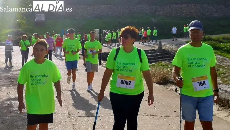 Foto 4 - La Fregeneda muestra su solidaridad en la marcha contra el c&aacute;ncer celebrada en el pueblo