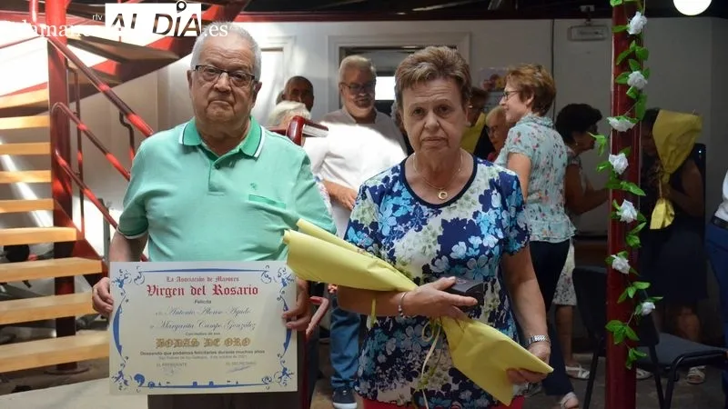 Foto 7 - La asociaci&oacute;n de mayores de San Felices de los Gallegos homenajea a cuatro matrimonios por sus Bodas de Oro