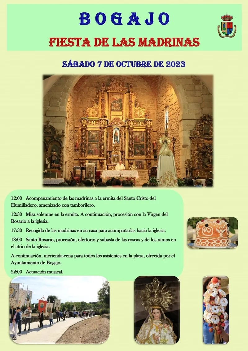 Madrinas del año pasado durante la procesión alrededor de la iglesia tras el rosario