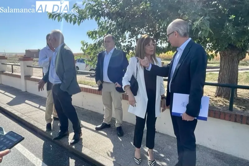 Javier Iglesias, presidente de la Diputación, visitaba hoy la carretera entre Babilafuente y Aldealengua