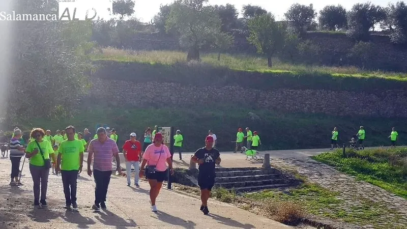 Foto 3 - La Fregeneda muestra su solidaridad en la marcha contra el c&aacute;ncer celebrada en el pueblo