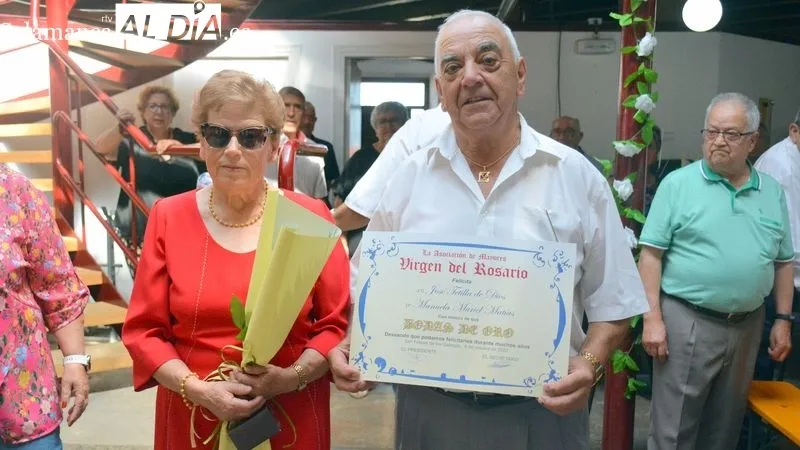 Foto 6 - La asociaci&oacute;n de mayores de San Felices de los Gallegos homenajea a cuatro matrimonios por sus Bodas de Oro