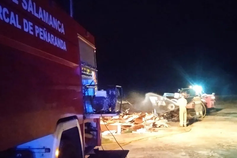 Bomberos de Peñaranda sofocan un incendio en el Punto Limpio de Macotera