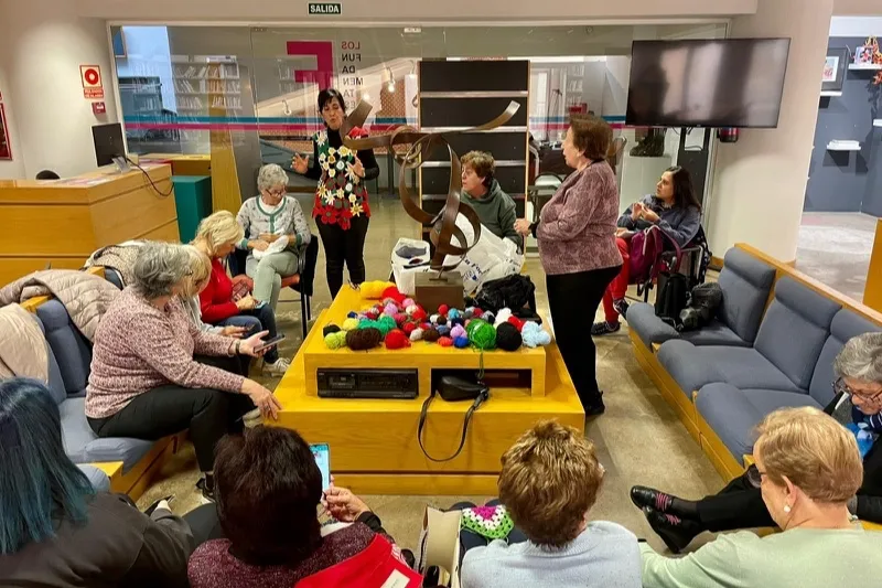 El grupo Ganchilleras en acción arranca su nuevo proyecto en la biblioteca