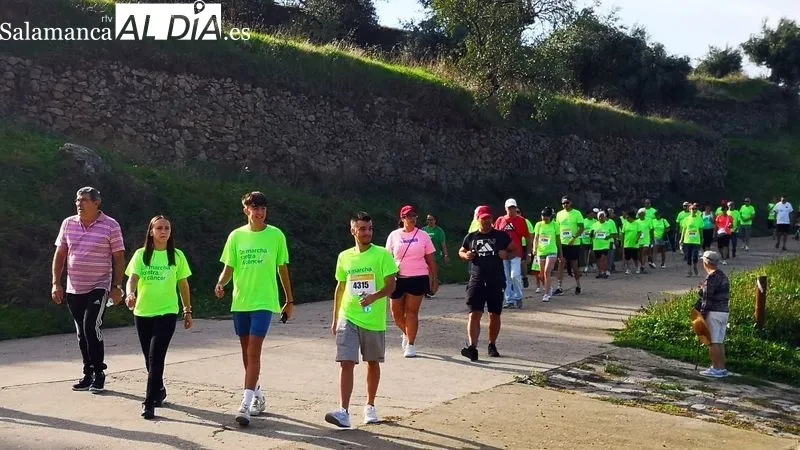 Foto 2 - La Fregeneda muestra su solidaridad en la marcha contra el c&aacute;ncer celebrada en el pueblo
