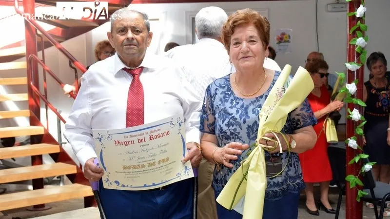 Foto 5 - La asociaci&oacute;n de mayores de San Felices de los Gallegos homenajea a cuatro matrimonios por sus Bodas de Oro