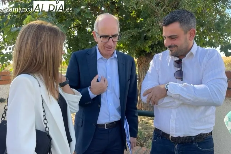 Javier Iglesias, presidente de la Diputación, visitaba hoy la carretera entre Babilafuente y Aldealengua