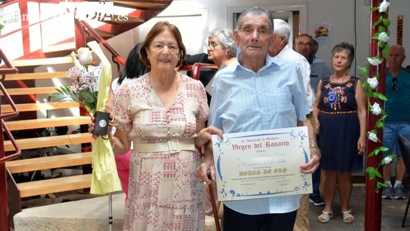 Foto 4 - La asociaci&oacute;n de mayores de San Felices de los Gallegos homenajea a cuatro matrimonios por sus Bodas de Oro
