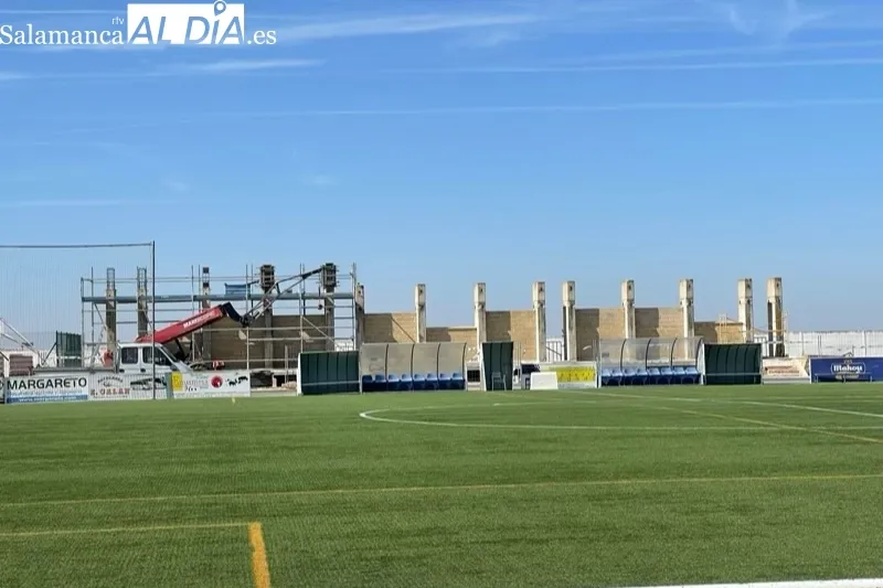Carmen Ávila y Antonio Poveda visitaban las obras de la nueva grada en el Polideportivo Luis García