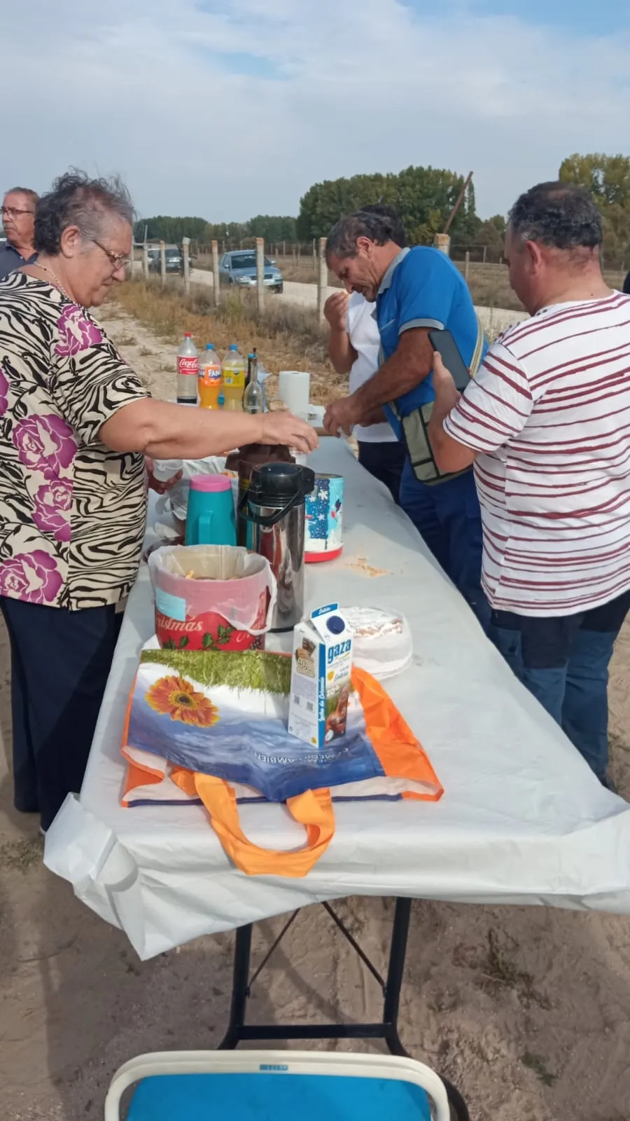 Amigos y vecinos de Santiago de la Puebla se reunía para realizar la vendimia 
