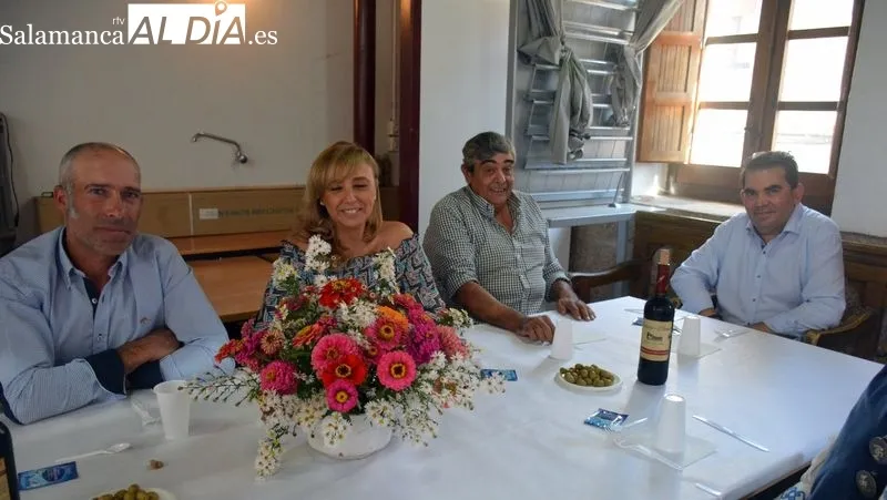 Foto 3 - La asociaci&oacute;n de mayores de San Felices de los Gallegos homenajea a cuatro matrimonios por sus Bodas de Oro