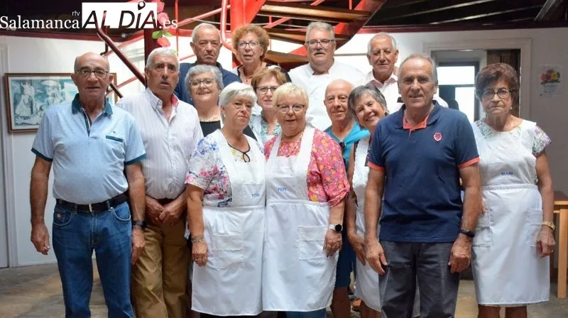 Foto 2 - La asociaci&oacute;n de mayores de San Felices de los Gallegos homenajea a cuatro matrimonios por sus Bodas de Oro