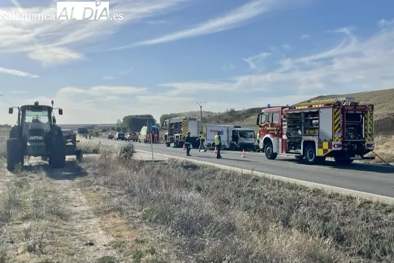 Foto 2 - Dos heridos en un aparatoso accidente de tr&aacute;fico en la carretera de la Nava de Sotrobal