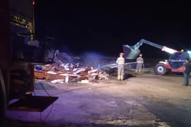 Bomberos de Peñaranda sofocan un incendio en el Punto Limpio de Macotera
