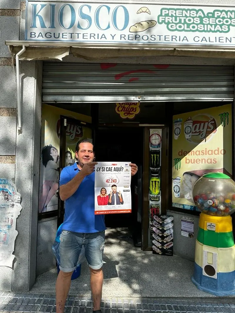 Foto 4 - Ya est&aacute; en la calle la loter&iacute;a de Navidad de SALAMANCArtv AL D&Iacute;A con el n&uacute;mero 42.243