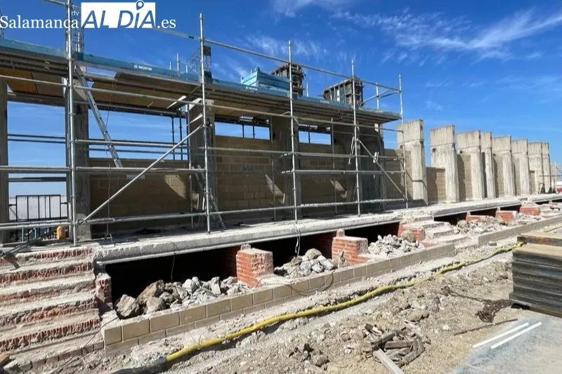 Carmen Ávila y Antonio Poveda visitaban las obras de la nueva grada en el Polideportivo Luis García