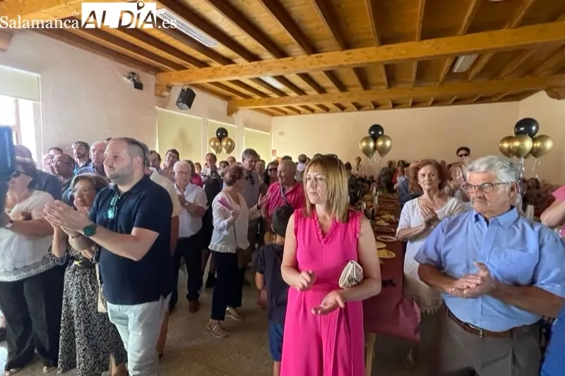 Mancera de Abajo entregaba un regalo de despedida a Fernando García