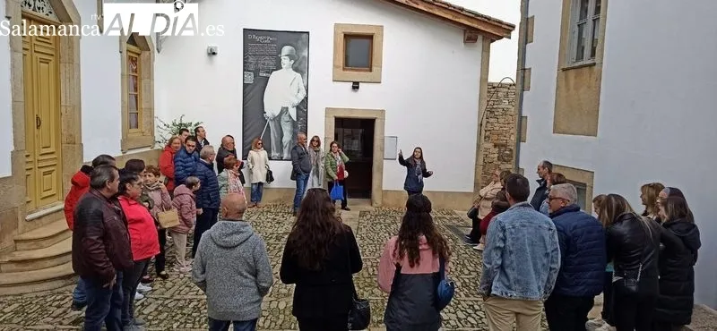 Los excursionistas dieron un paseo por el centro de Lumbrales