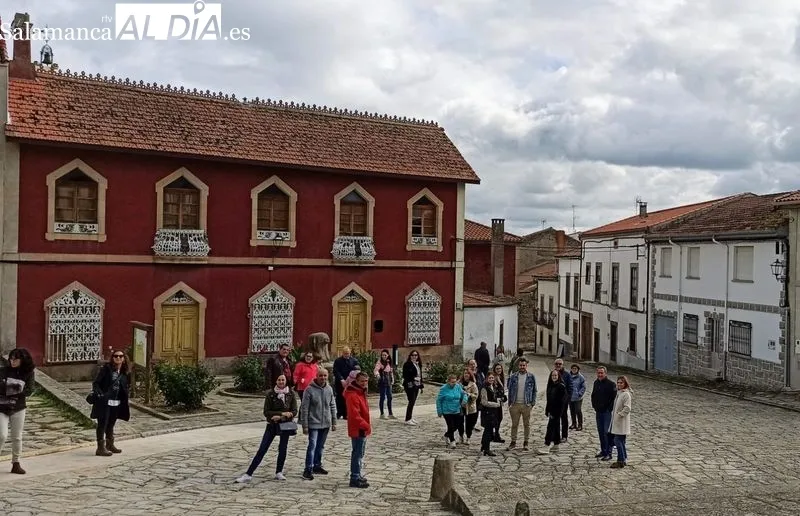 Los excursionistas dieron un paseo por el centro de Lumbrales