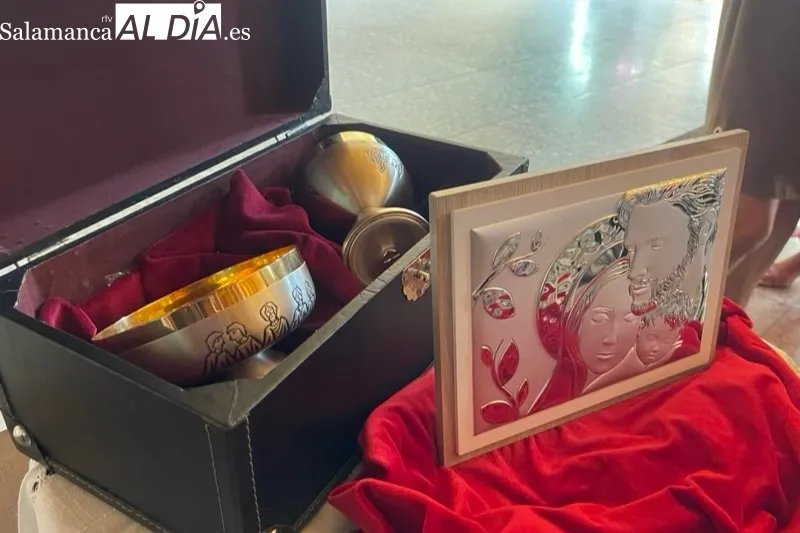 Mancera de Abajo entregaba un regalo de despedida a Fernando García