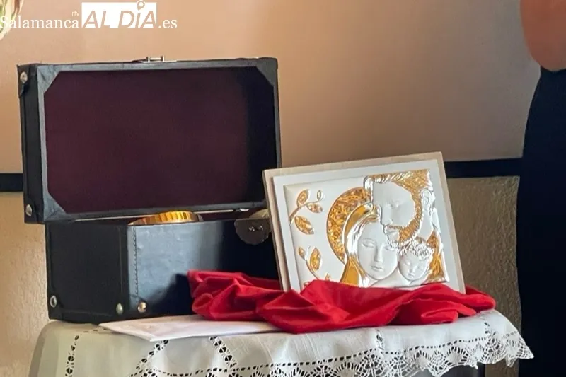 Mancera de Abajo entregaba un regalo de despedida a Fernando García