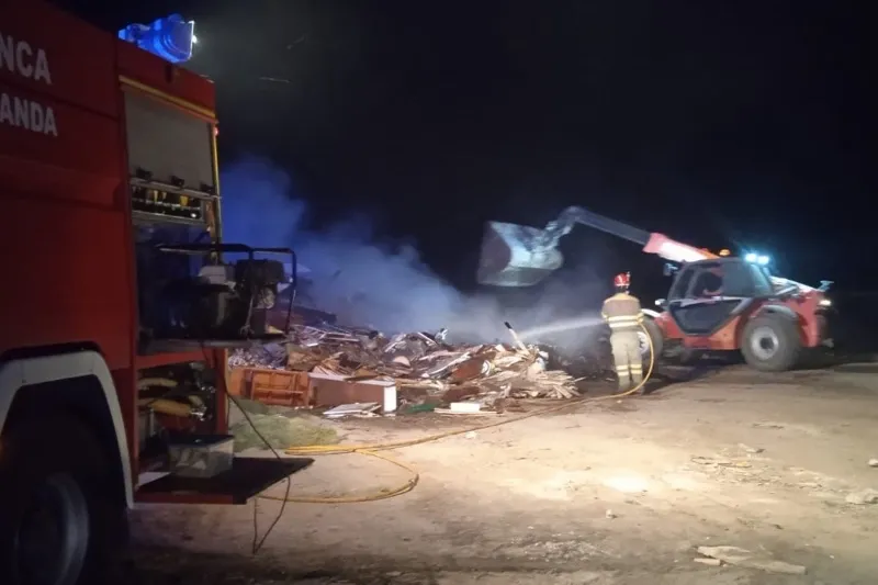 Bomberos de Peñaranda sofocan un incendio en el Punto Limpio de Macotera