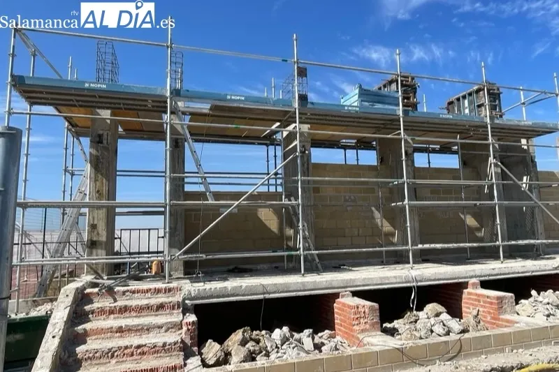 Carmen Ávila y Antonio Poveda visitaban las obras de la nueva grada en el Polideportivo Luis García