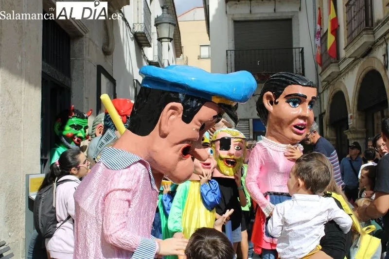 Foto 10 - Los gigantes y cabezudos salen a recorrer Alba de Tormes&nbsp;