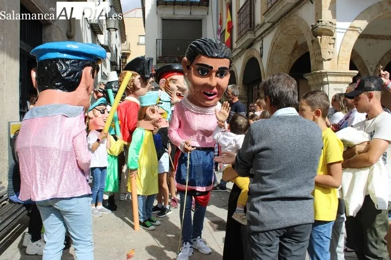 Foto 9 - Los gigantes y cabezudos salen a recorrer Alba de Tormes&nbsp;