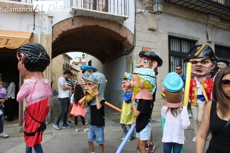 Foto 7 - Los gigantes y cabezudos salen a recorrer Alba de Tormes&nbsp;