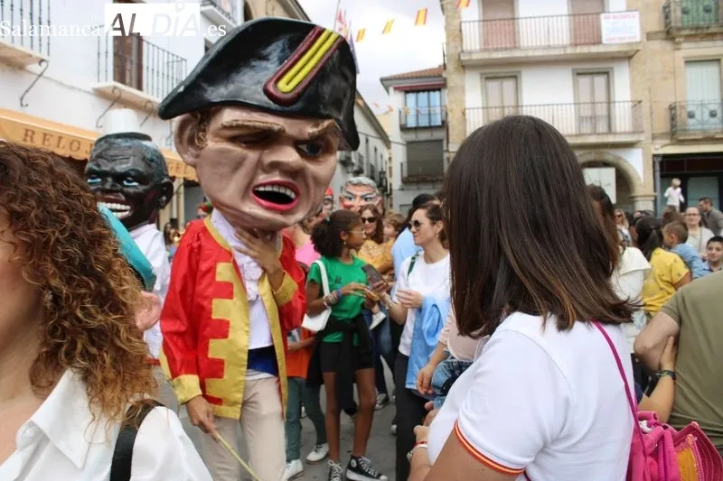 Foto 6 - Los gigantes y cabezudos salen a recorrer Alba de Tormes&nbsp;