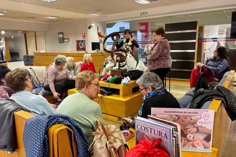 El grupo Ganchilleras en acción arranca su nuevo proyecto en la biblioteca