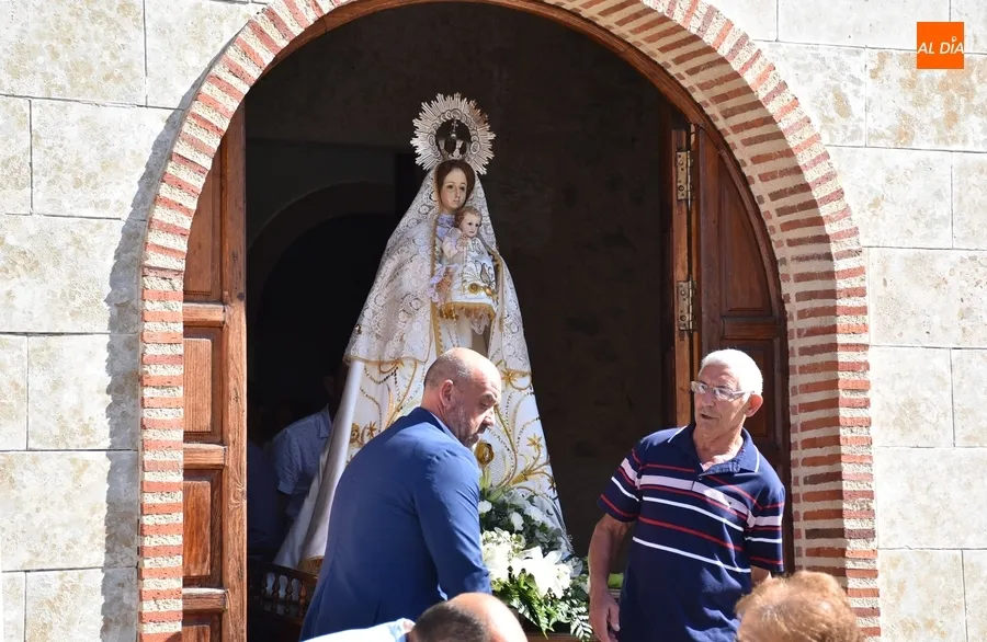 Foto 4 - Las hermanas Pastor Encinas y su amplia familia acompa&ntilde;an a la Virgen del Rosario en El Puente