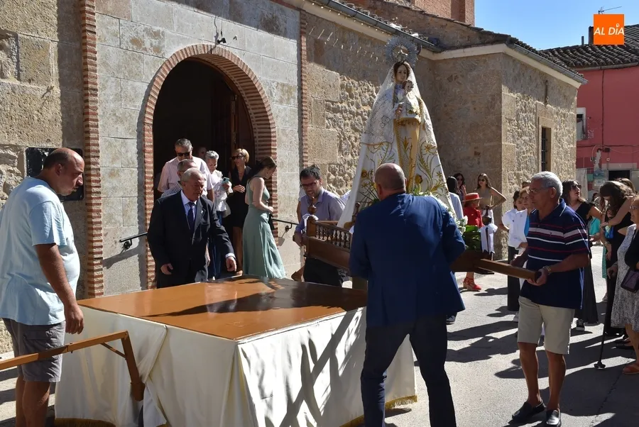 Foto 6 - Las hermanas Pastor Encinas y su amplia familia acompa&ntilde;an a la Virgen del Rosario en El Puente