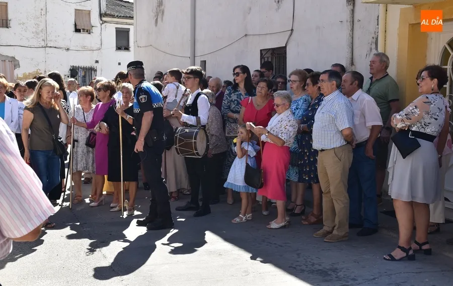 Foto 5 - Las hermanas Pastor Encinas y su amplia familia acompa&ntilde;an a la Virgen del Rosario en El Puente