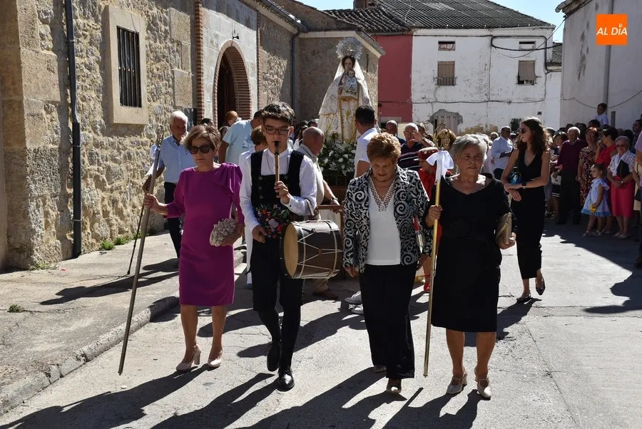 Foto 8 - Las hermanas Pastor Encinas y su amplia familia acompa&ntilde;an a la Virgen del Rosario en El Puente