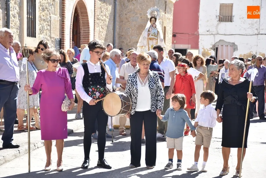 Foto 9 - Las hermanas Pastor Encinas y su amplia familia acompa&ntilde;an a la Virgen del Rosario en El Puente