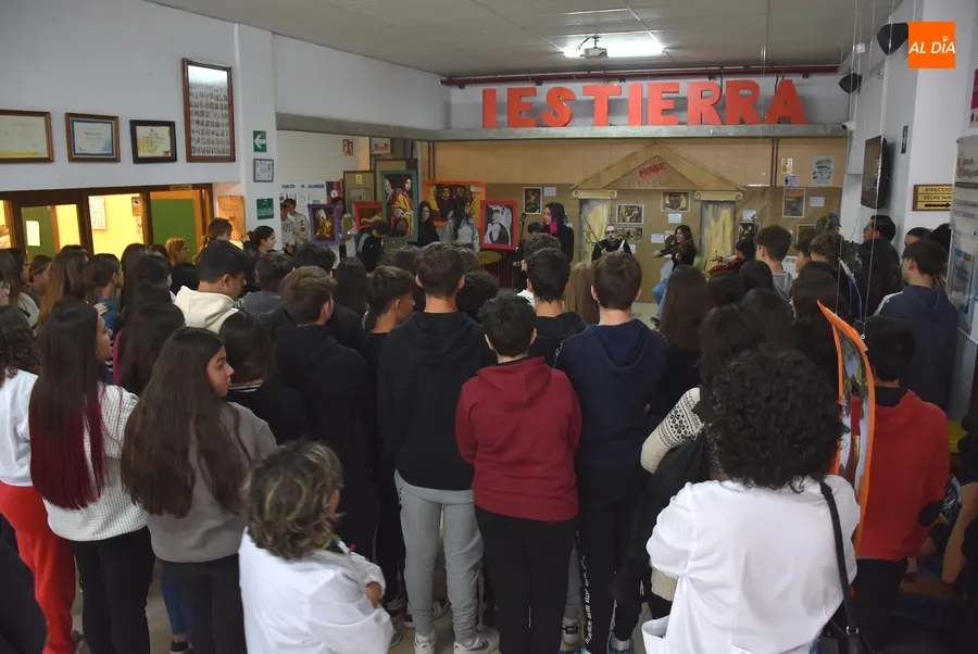 Foto 4 - El IES Tierra musicaliza microrrelatos de terror para festejar Halloween