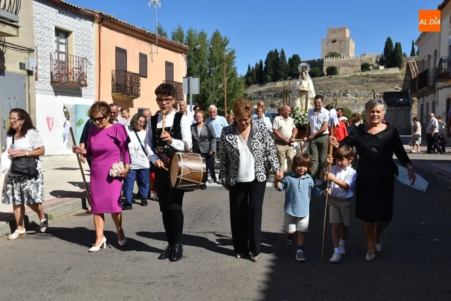 Foto 10 - Las hermanas Pastor Encinas y su amplia familia acompa&ntilde;an a la Virgen del Rosario en El Puente