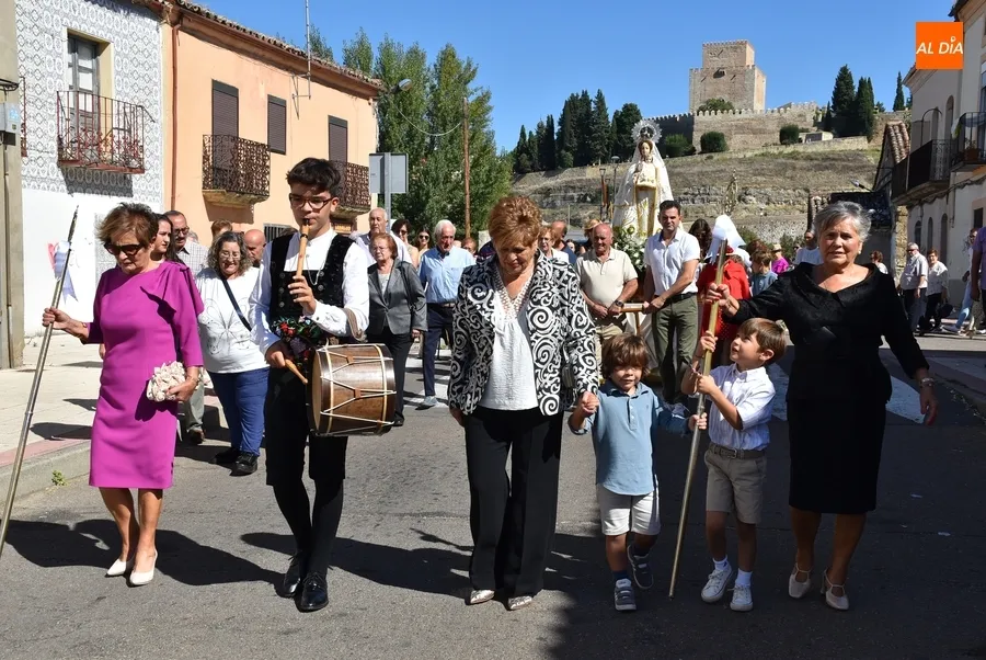 Foto 11 - Las hermanas Pastor Encinas y su amplia familia acompa&ntilde;an a la Virgen del Rosario en El Puente