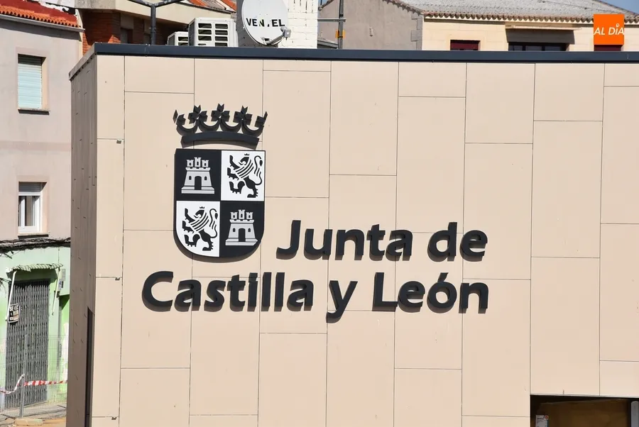 Foto 3 - Colocado un gran logo de la Junta de Castilla y Le&oacute;n en la Estaci&oacute;n de Autobuses
