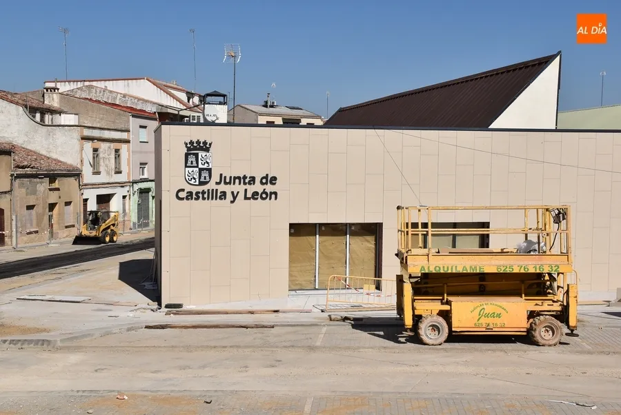 Foto 2 - Colocado un gran logo de la Junta de Castilla y Le&oacute;n en la Estaci&oacute;n de Autobuses