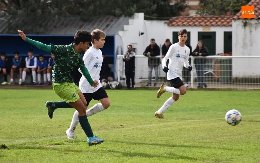 Foto 2 - &Aacute;lex S&aacute;nchez firma un p&oacute;ker en el paso triunfal del Cadete del Ciudad Rodrigo por el Francisco Mateos